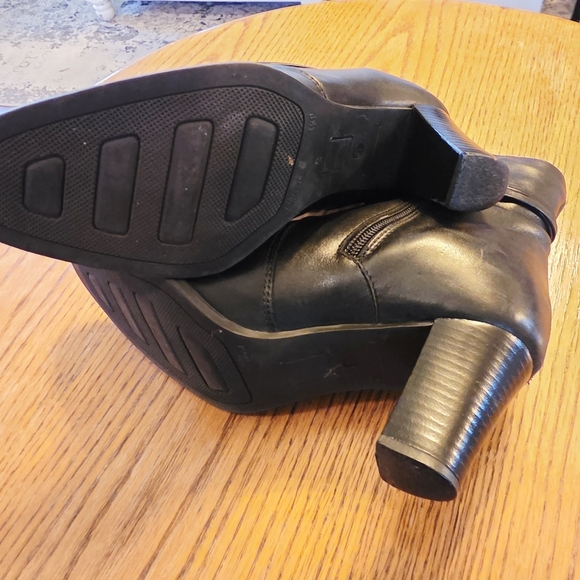 Blondo Waterproof Elegant Black Ankle Boots Made In Canada - Picture 5 of 6